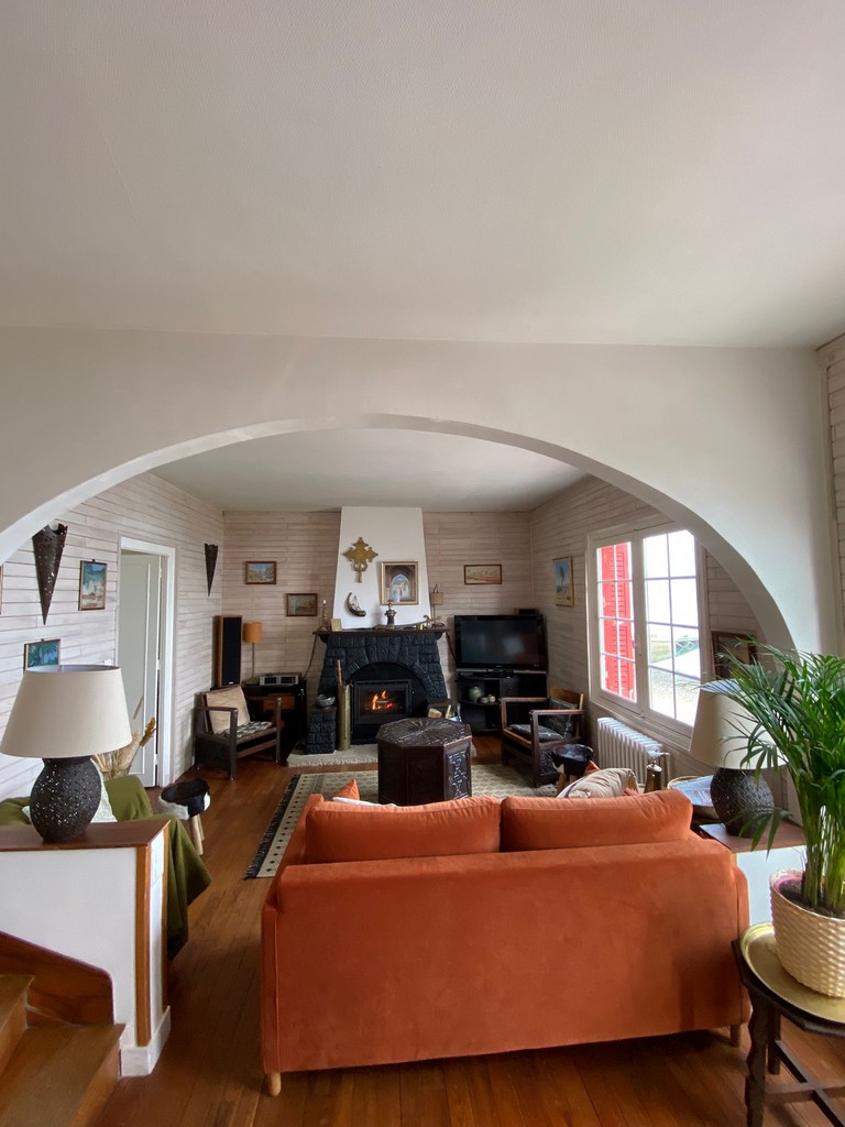 Le salon avec foyer fermé